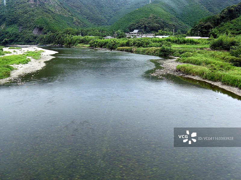出山的河流图片素材