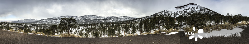 白雪覆盖的火山图片素材