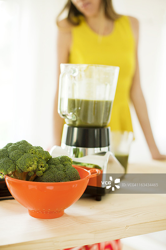 搅拌机和西兰花图片素材