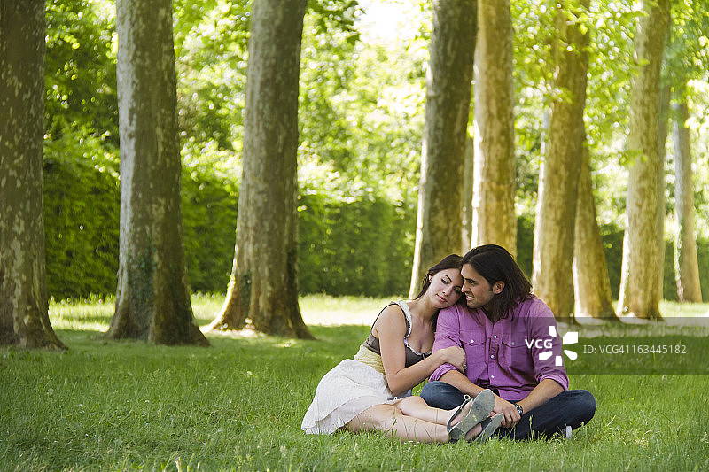 法国巴黎凡尔赛公园拥抱的年轻情侣图片素材