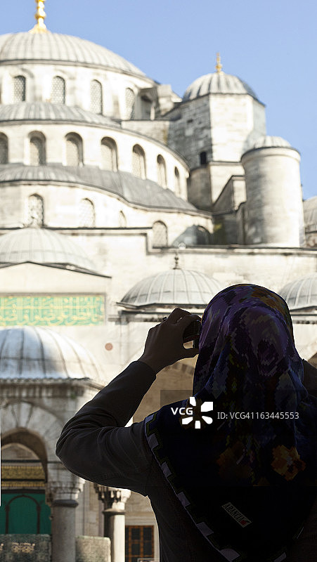 土耳其伊斯坦布尔拍摄蓝色清真寺的女人图片素材