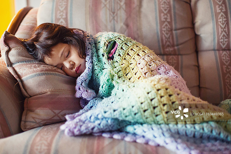 睡着的幼儿和撕破的安抚巾图片素材