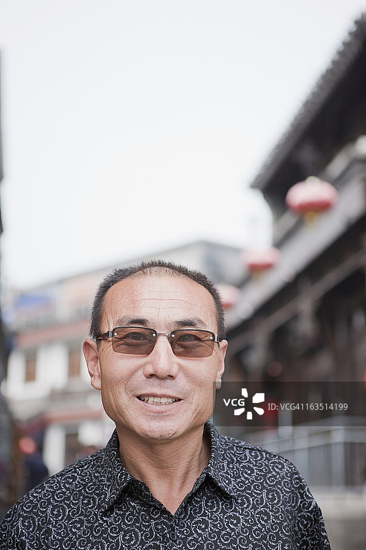 戴着太阳镜的中年男人图片素材