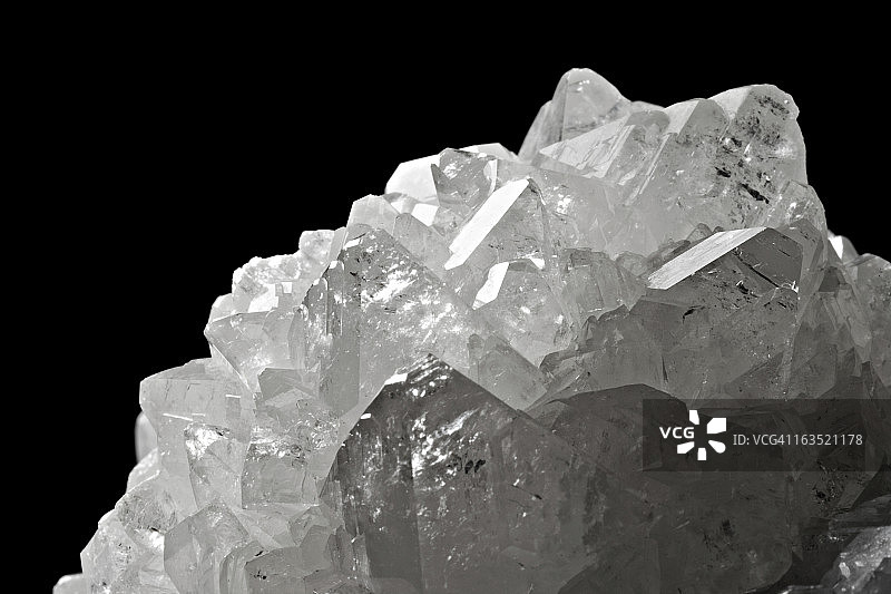 黑色背景上的矿物硼图片素材