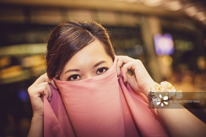 与神秘美女的眼神交流图片素材