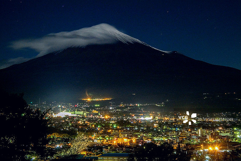 满月照亮富士山图片素材