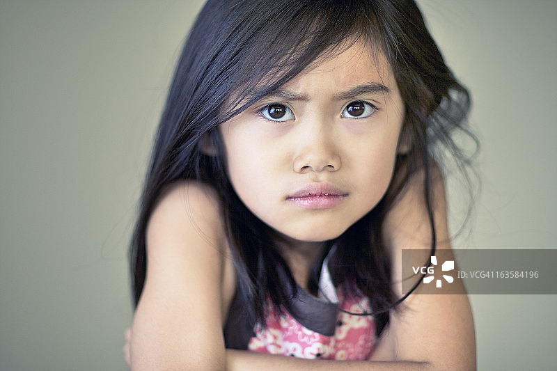 双手交叉嘟着嘴的亚洲女孩图片素材