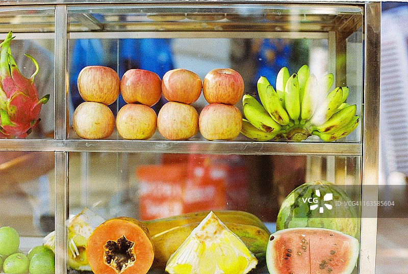 街头鲜榨果汁摊上的热带水果图片素材