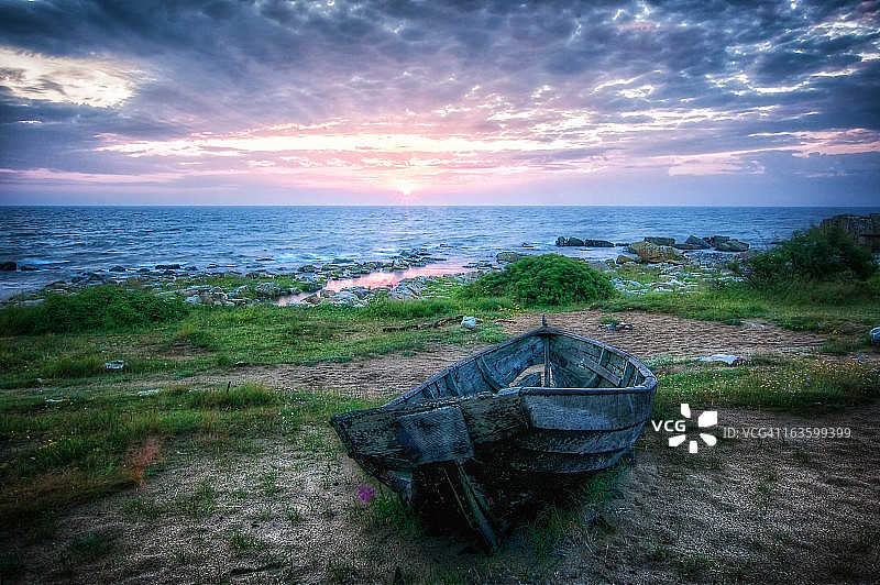 日出时的沉船图片素材