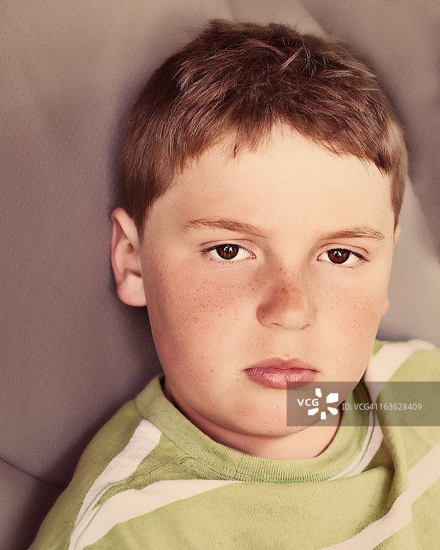 理发后嘟着嘴的男孩图片素材