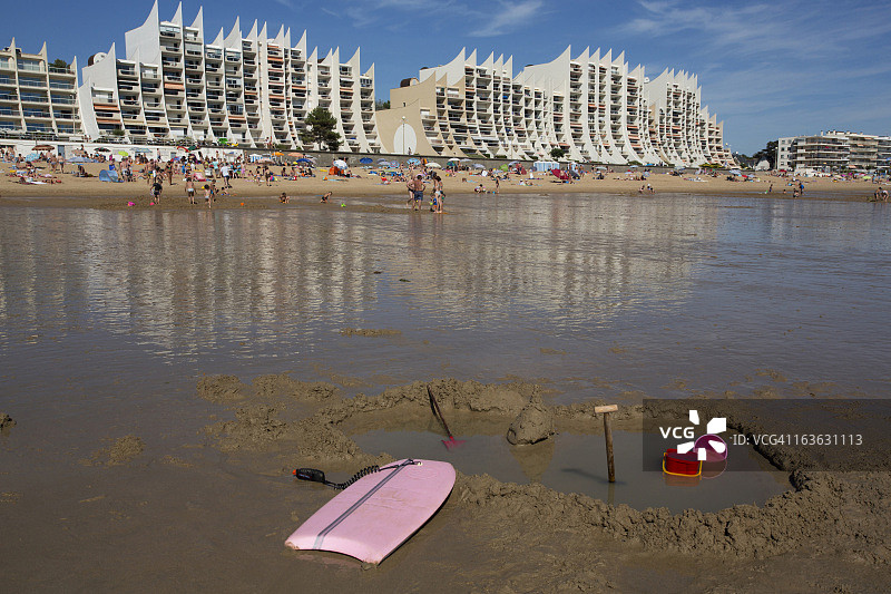 法国沙滩上的儿童玩具。图片素材