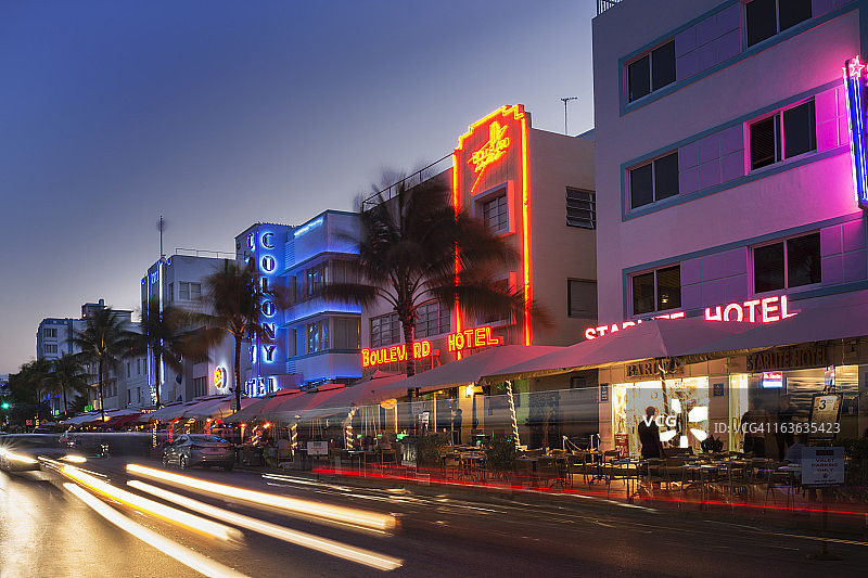 黄昏时海洋大道上的装饰艺术风格酒店图片素材