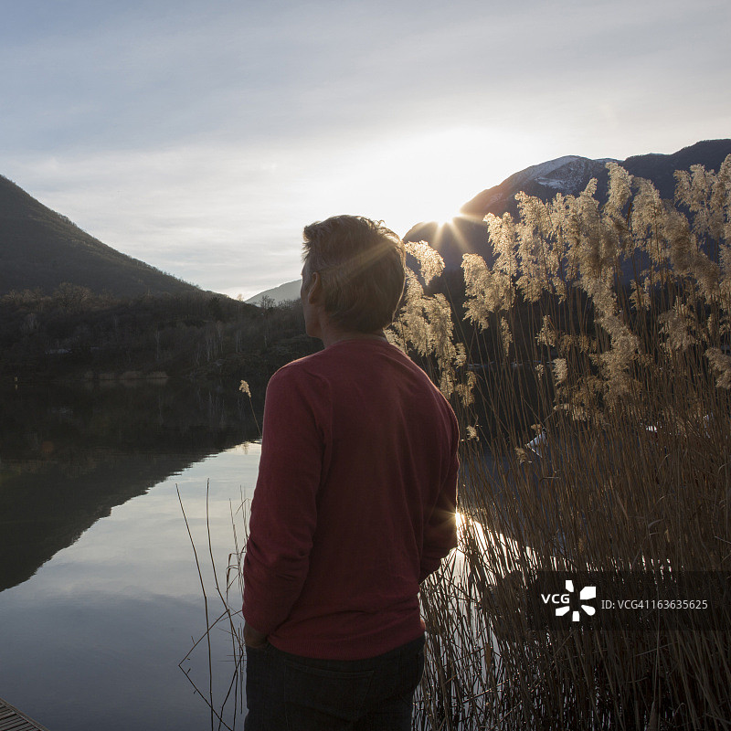 男子在湖边沉思图片素材