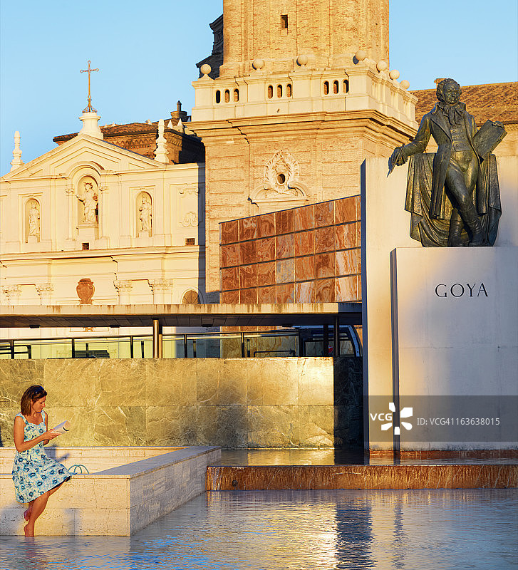 西班牙萨拉戈萨戈雅纪念碑图片素材