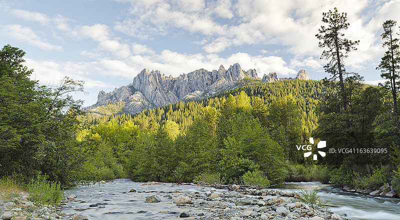 城堡岩和萨克拉门托河全景图片素材