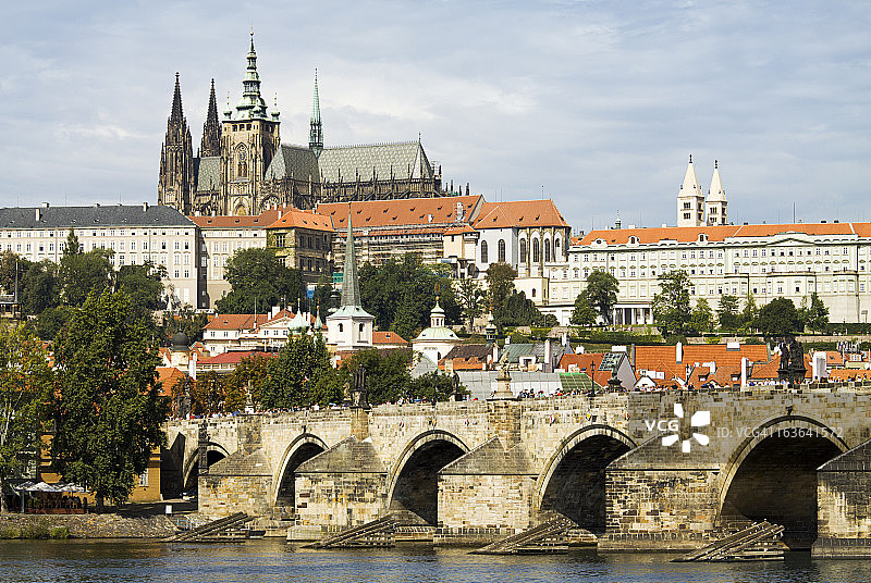 布拉格查理大桥和圣维特大教堂图片素材