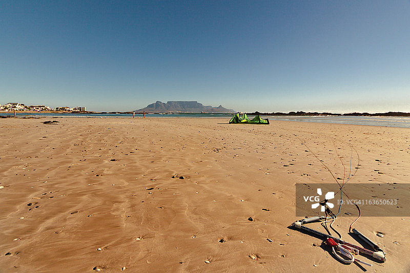 南非布劳berg海滩上的风筝冲浪，背景是桌山美景图片素材