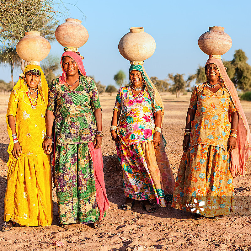 在拉贾斯坦邦运水的印度妇女图片素材