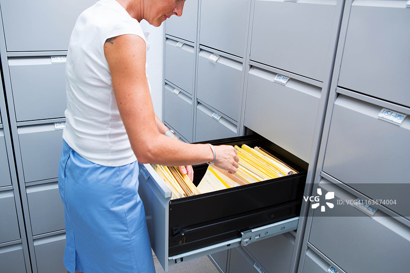 护士正在查看文件柜中病人的索引卡图片素材