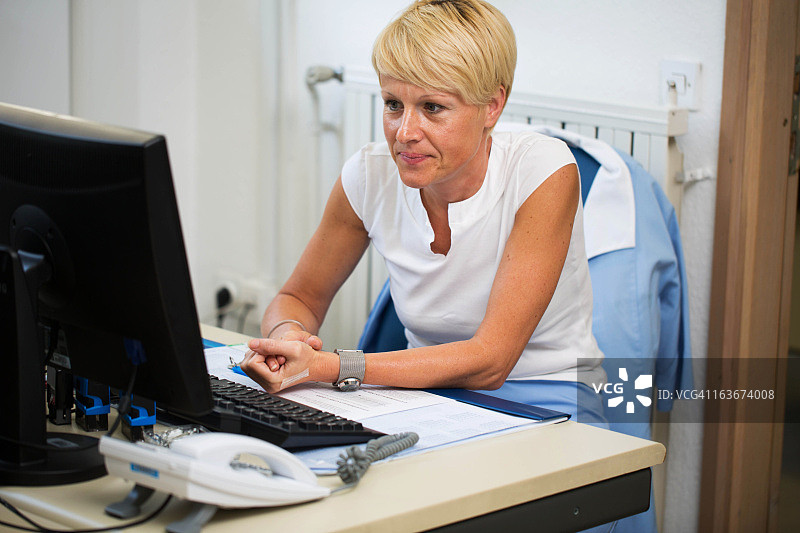 办公室里的护士正在处理日常文书工作图片素材