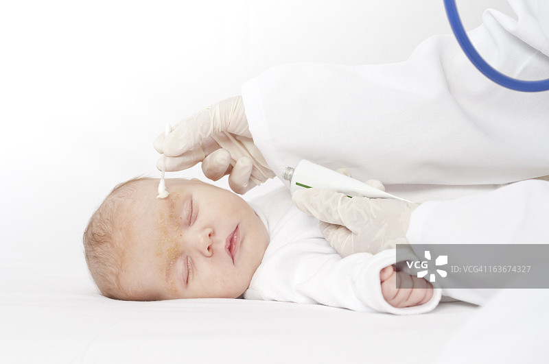 带宝宝去看皮肤科医生图片素材