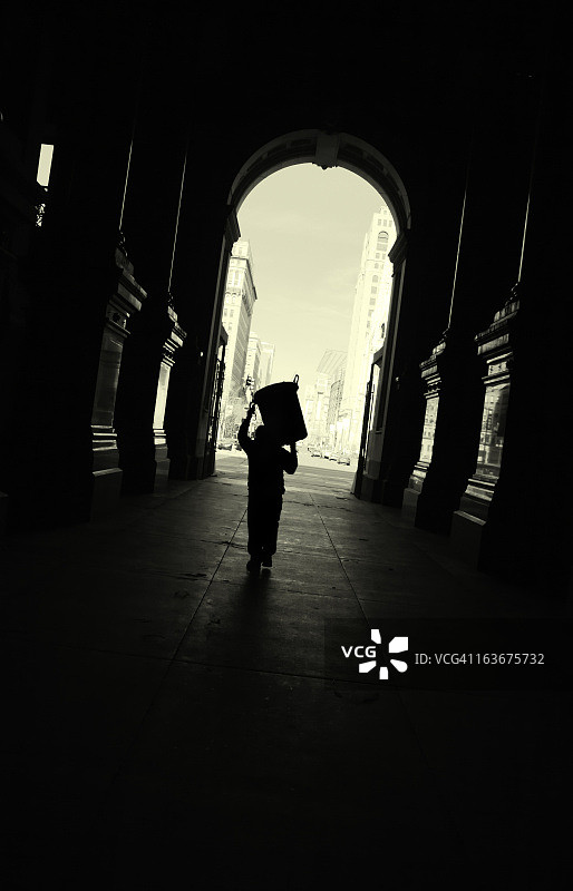 带垃圾桶的清洁工人图片素材