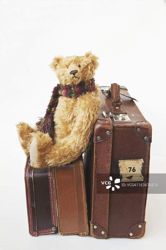 复古皮箱与泰迪熊玩偶图片素材