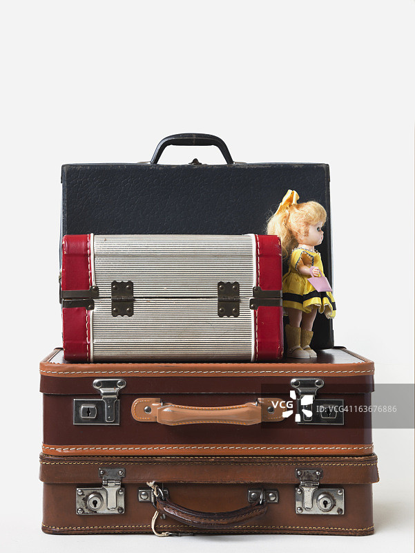 儿童复古行李箱与玩偶图片素材
