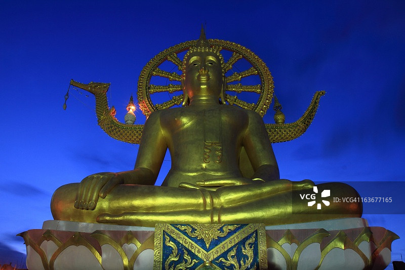 泰国苏梅岛帕雅寺夜景大佛图片素材