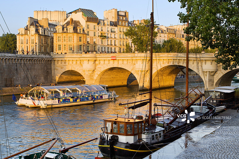 法国巴黎新桥和西岱岛图片素材