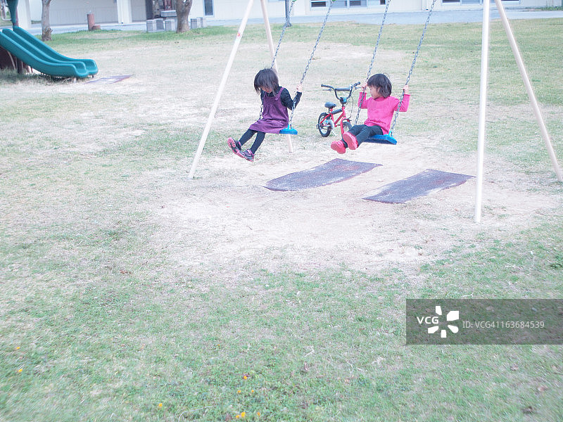 荡秋千的女孩们图片素材