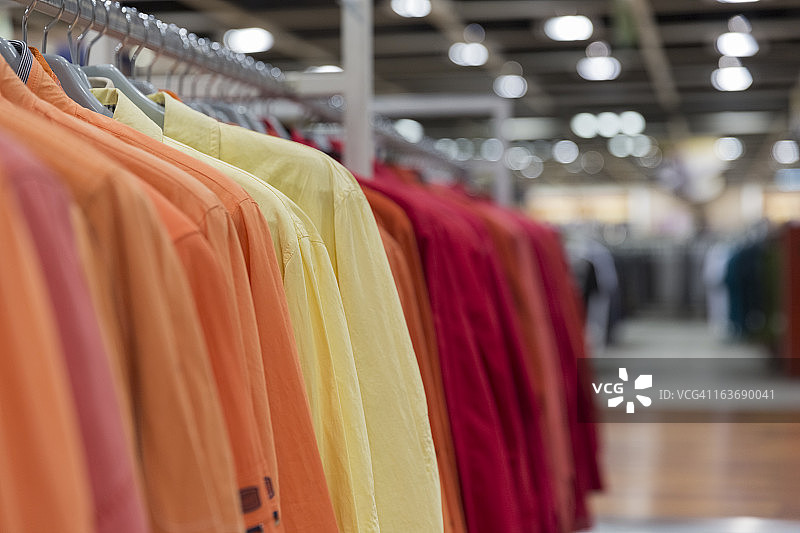 零售购物促销 - 时尚商店中的服装图片素材