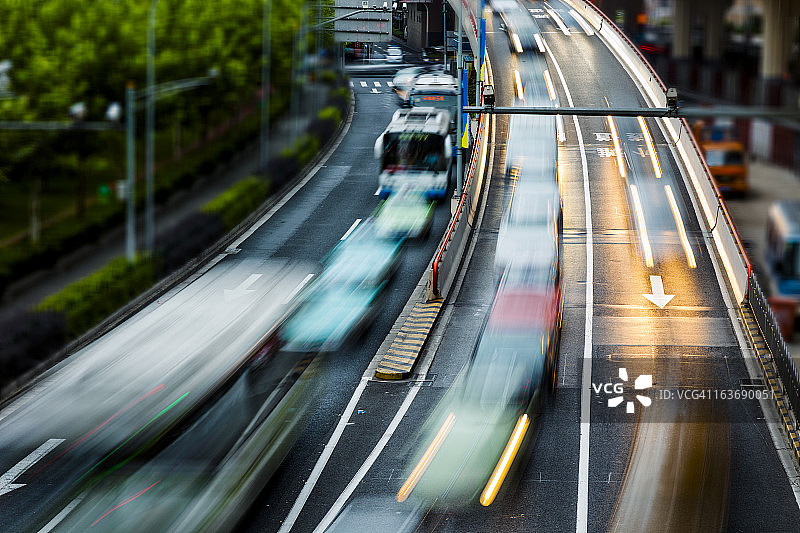城市夜间交通图片素材