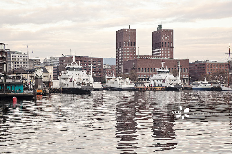从峡湾看到的市政厅和渡轮图片素材