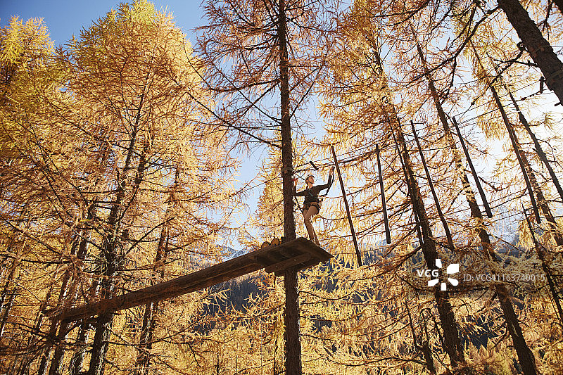 女人在高空绳索课程中保持平衡图片素材