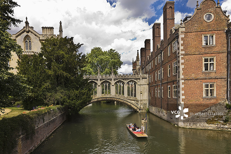 在运河中撑篙的圣约翰学院图片素材