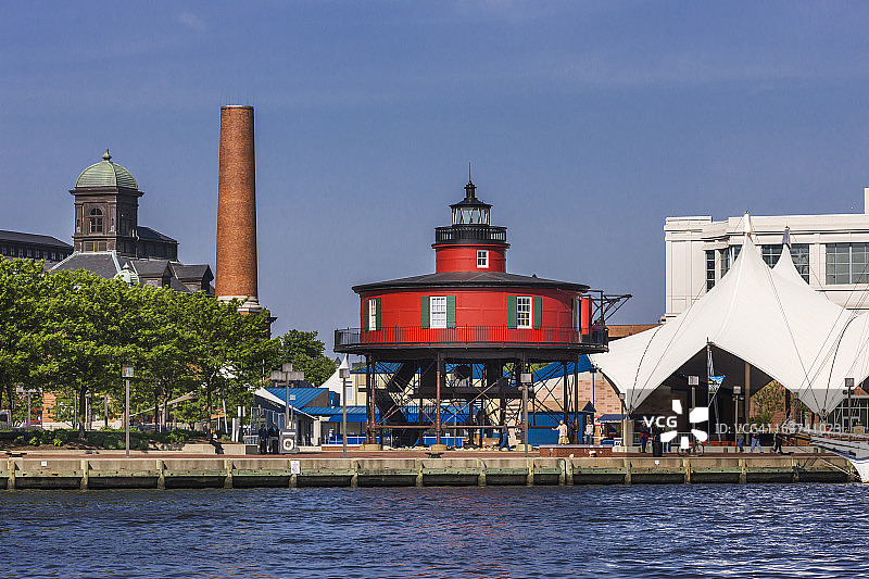 从水上出租车拍摄的七英尺诺尔灯塔图片素材