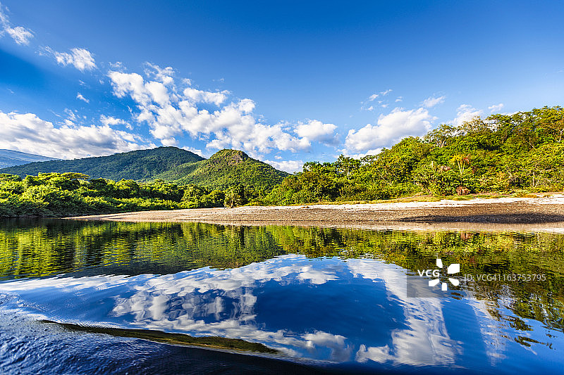 委内瑞拉亚马逊州河流上的宁静水域图片素材