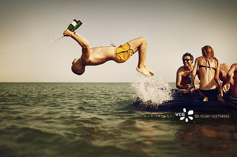 享受海滩派对的年轻人图片素材