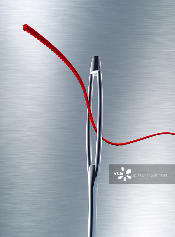 穿过红线的缝纫针图片素材