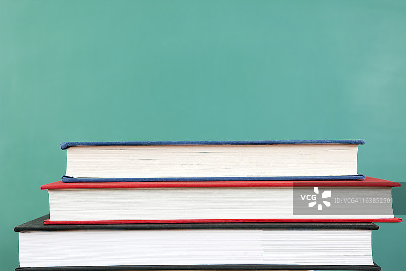 黑板前的堆叠书籍图片素材