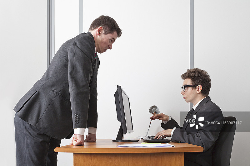 老板对员工生气图片素材