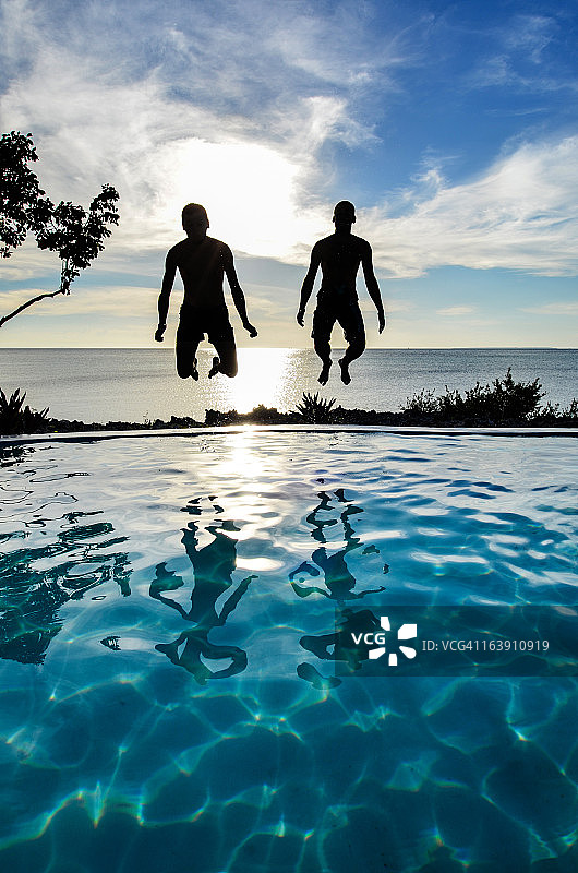 男人们跳水图片素材