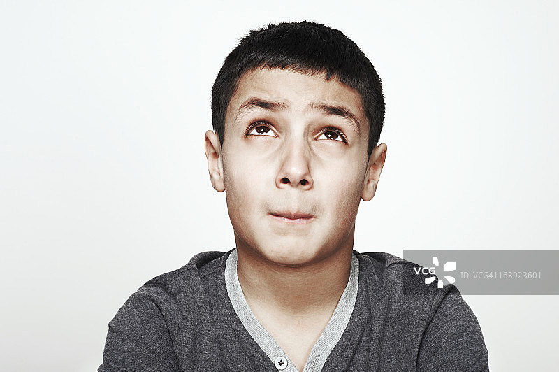 男孩的影棚肖像图片素材