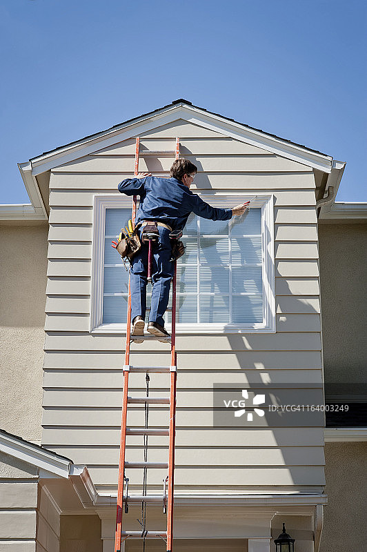 穿制服的家政维修人员正在检查图片素材