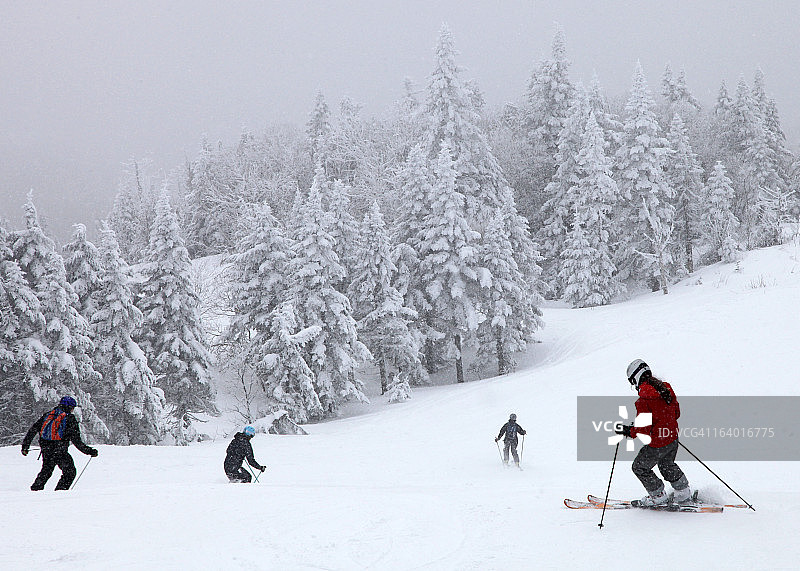 在魁北克翠湖山庄滑雪图片素材