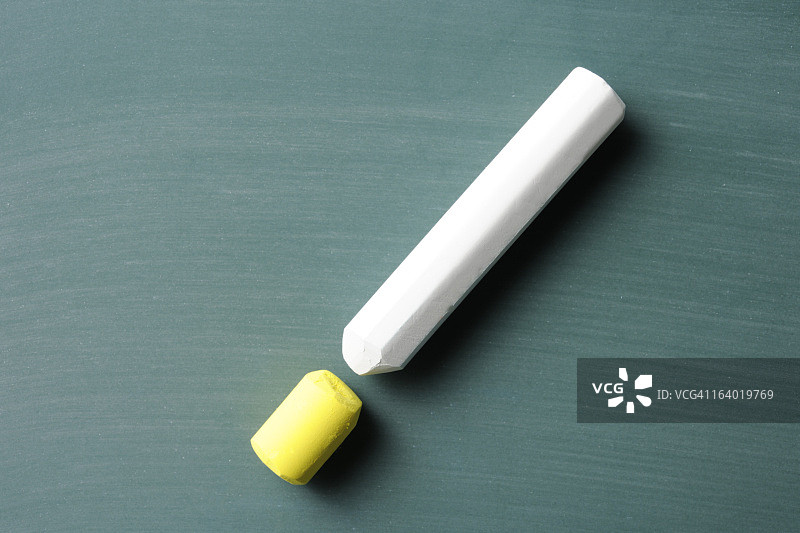 黑板上用粉笔绘制的感叹号图片素材