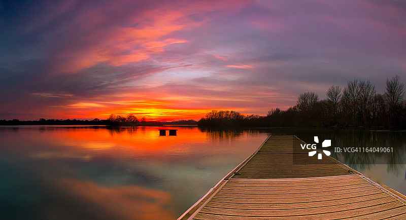 黑天鹅湖日落时分的木制码头图片素材