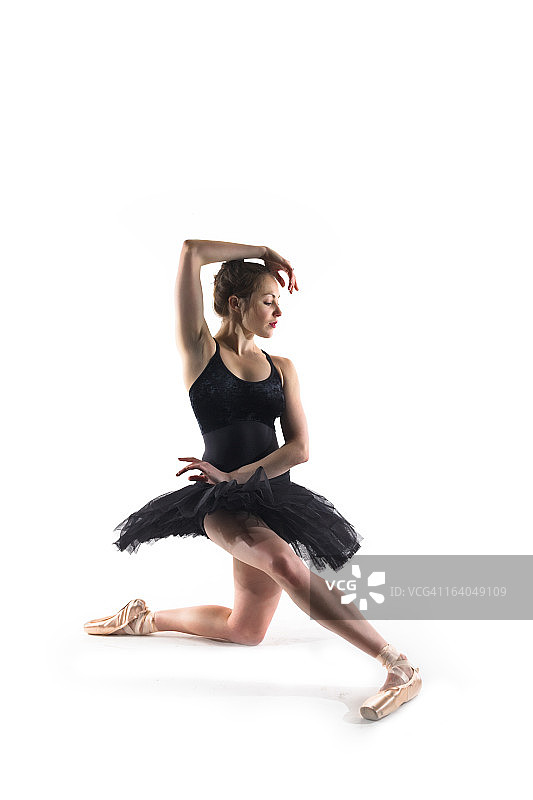 在白色地板上表演的芭蕾舞演员图片素材