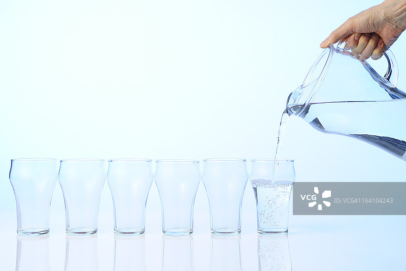 倾倒新鲜水的蓝色调图像图片素材